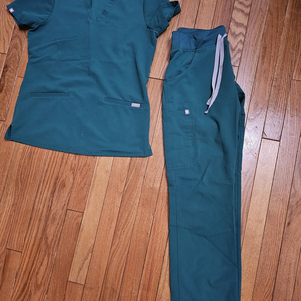 FIGS *Rare* Hunter Green Scrub Set